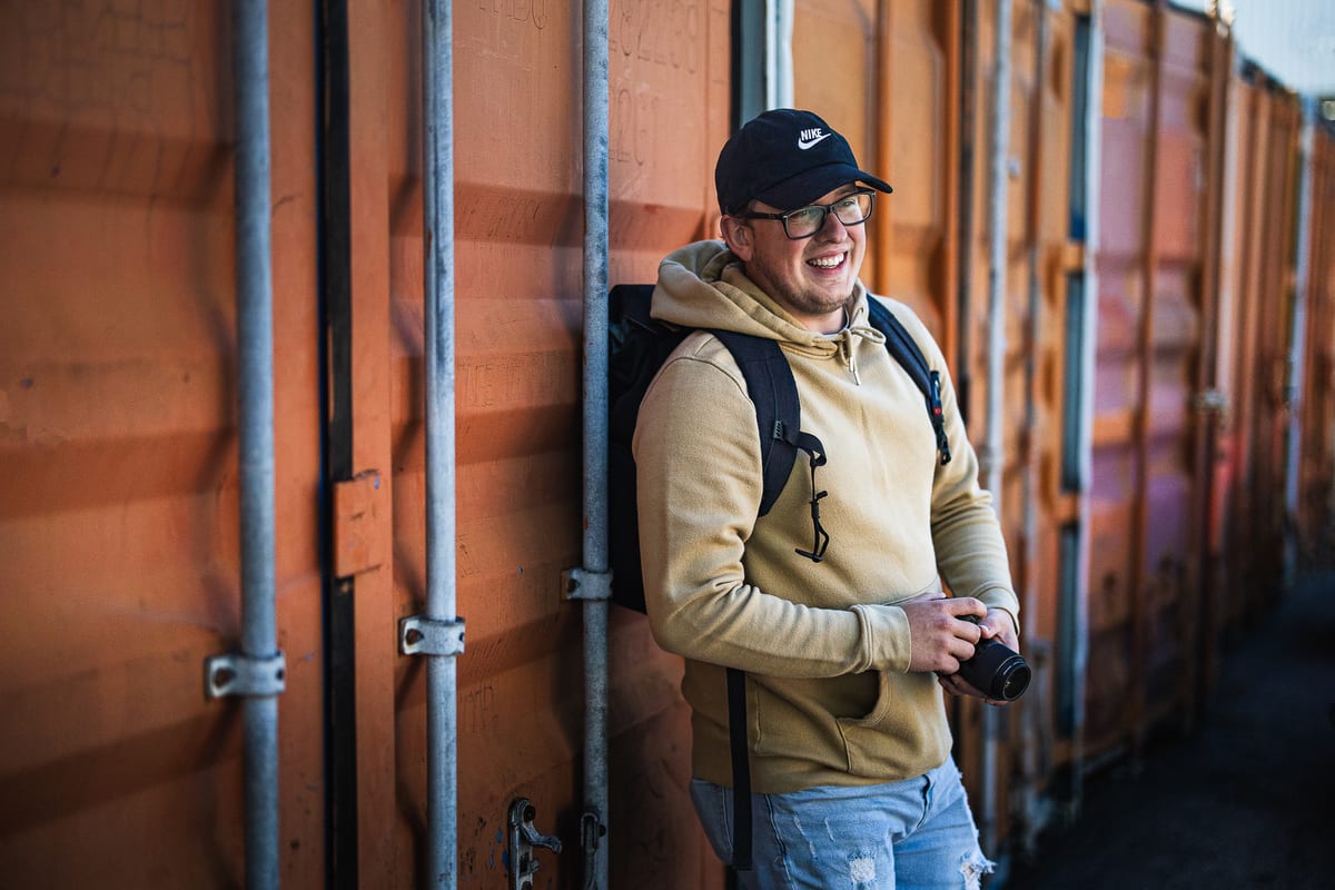 Portrait de Maxime Beaudin, concepteur web et créateur visuel, fondateur de Studio Maxime à Napierville au Québec